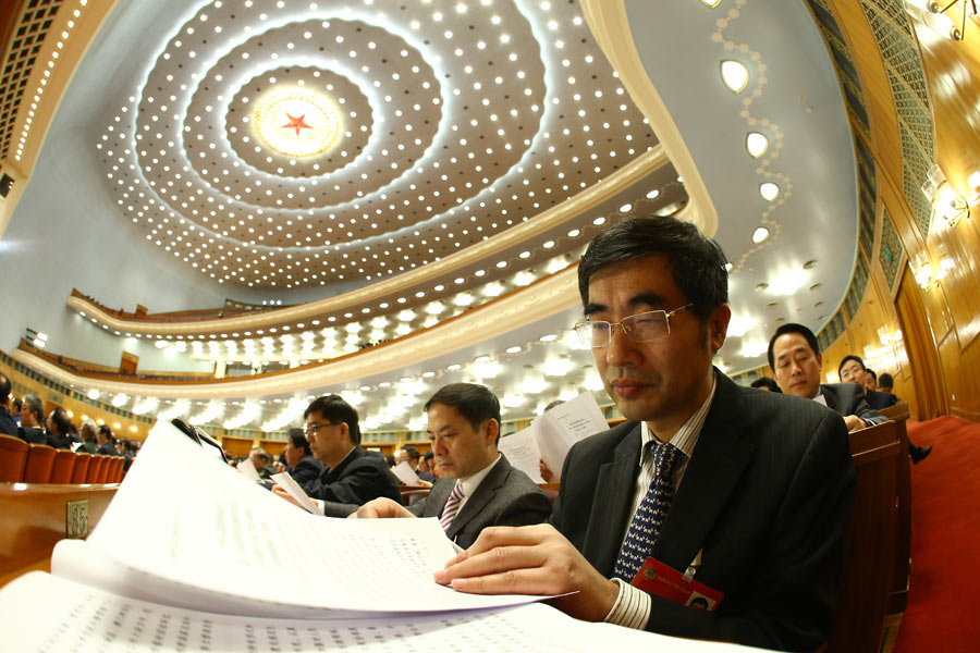 3月12日，全国政协十二届二次会议在北京人民大会堂举行闭幕会。这是委员在阅读会议材料。新华社记者 陈建力摄