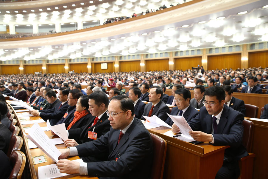 3月12日，全国政协十二届二次会议在北京人民大会堂举行闭幕会。这是委员在听会。新华社记者 陈建力摄