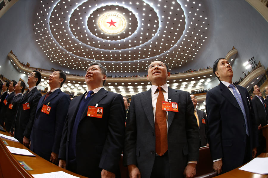 3月12日，全国政协十二届二次会议在北京人民大会堂举行闭幕会。这是委员起立唱国歌。新华社记者 陈建力摄