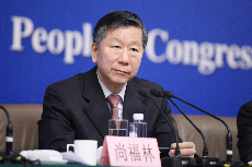 11日十二届全国人大二次会议新闻中心就“金融改革与发展” 举行记者会。银监会主席尚福林就有关民营银行试点问题回答了记者提问。