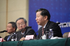 银监会主席尚福林表示，在加强监管的前提之下，允许具备条件的民间资本依法设立民间银行，第一批5家银行的试点，将按照成熟一家审批一家的原则来审慎地推进。