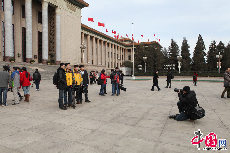 3月12日上午9时，政协十二届二次会议闭幕。图为参会记者合影留念。 