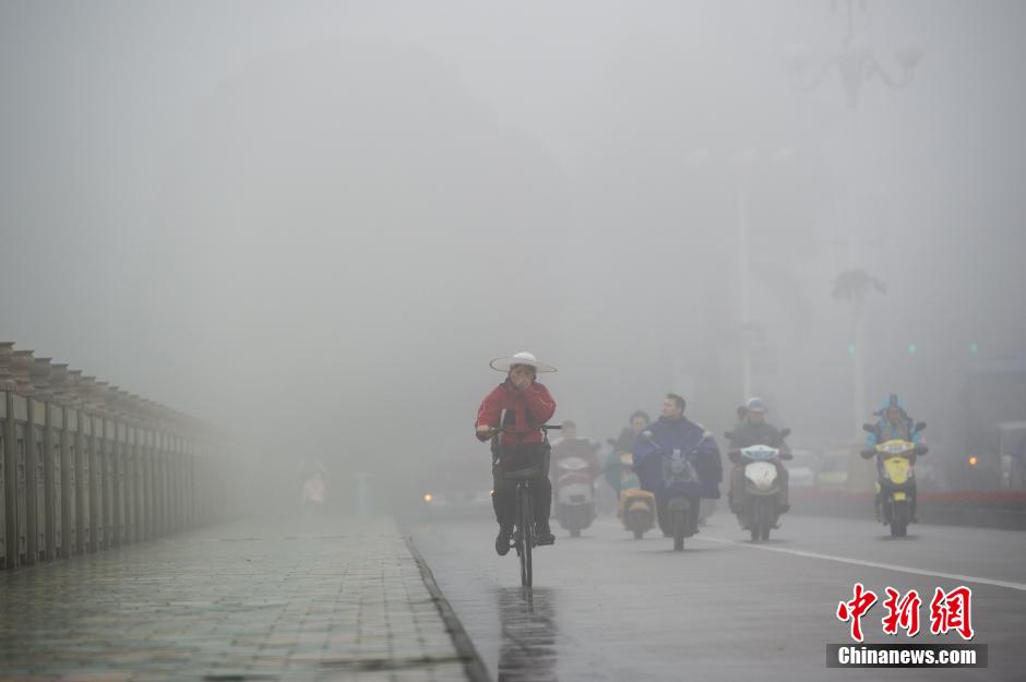 南寧遭濃霧鎖城 已十余天難覓陽光