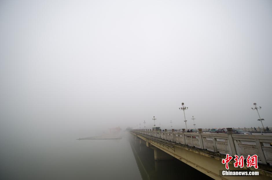 南寧遭濃霧鎖城 已十余天難覓陽光