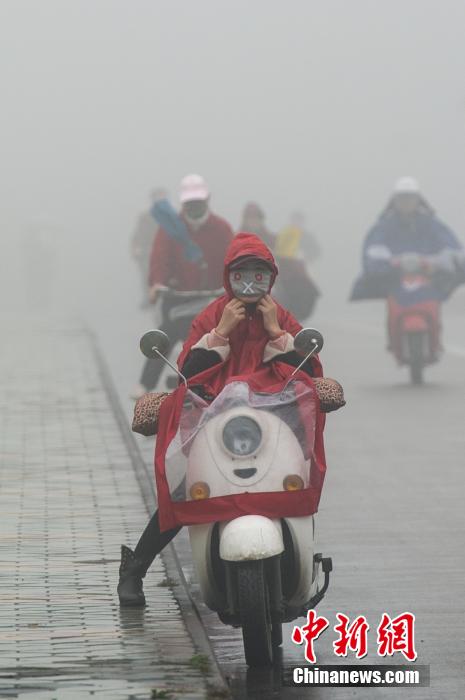 南宁遭浓雾锁城 已十余天难觅阳光