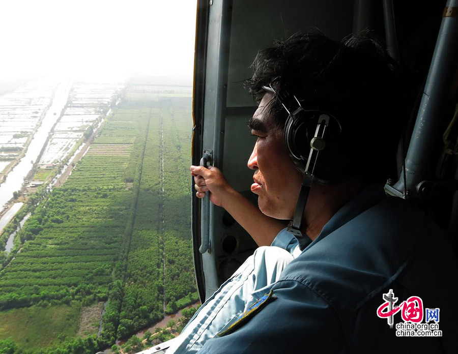 当地时间2014年3月13日，越南金瓯，越南空军俄制MI-17直升机在幽明县雨林内搜索马航失联客机