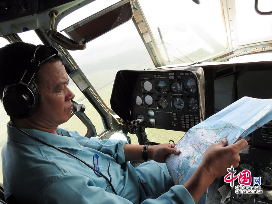 當地時間2014年3月13日，越南金甌，越南空軍俄制MI-17直升機在幽明縣雨林內搜索馬航失聯客機