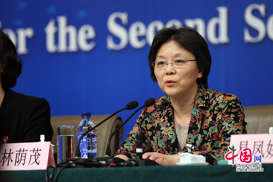 3月12日，上海市人大常委会副秘书长林荫茂在记者会上介绍性别统计纳入统计法的目的。