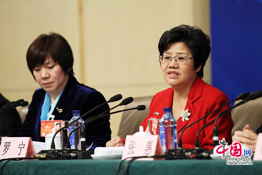 3月12日，全国人大代表、贵州省妇联主席罗宁表示要加大对关注留守儿童的关注。