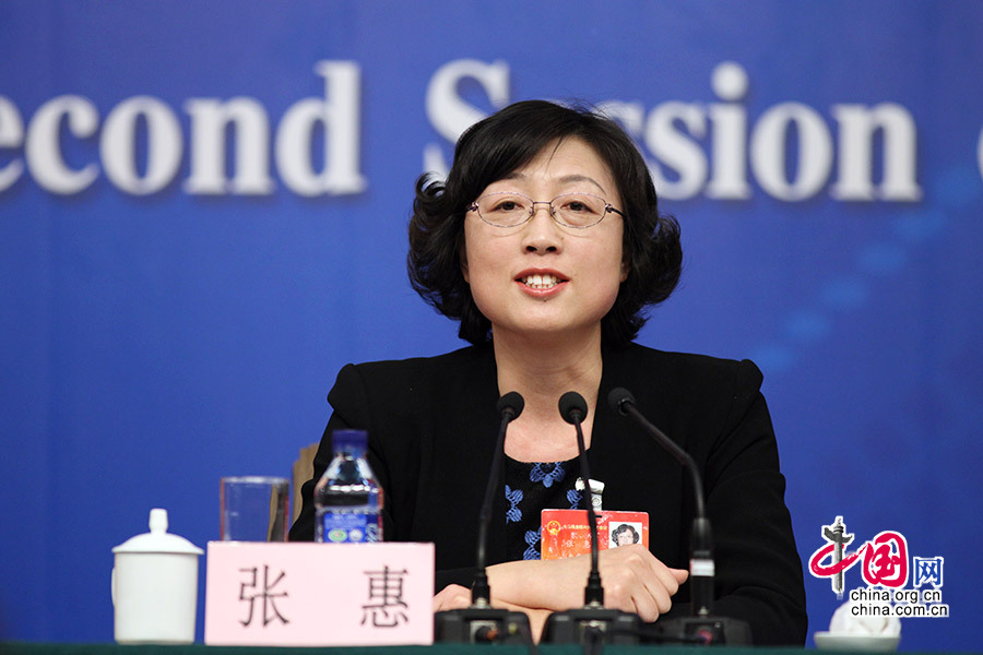 3月12日，威海市委副書記、市長張惠在兩會新聞中心回答記者提問。