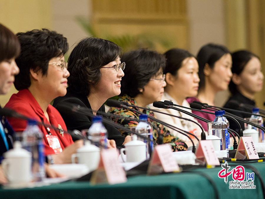 3月12日，6位女代表就“社会文明进程中的女性发展和权益保护”的相关问题回答中外记者的提问。