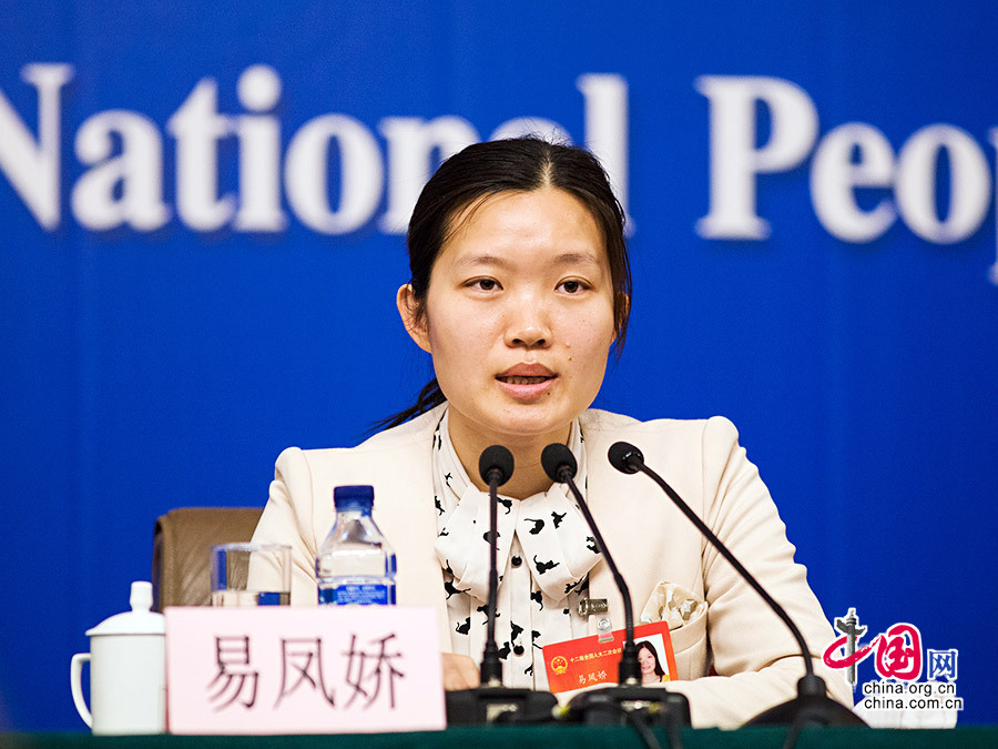 3月12日，北京梅地亞中心新聞發佈廳，深圳首位農民工全國人大代表易鳳嬌回答記者提問。