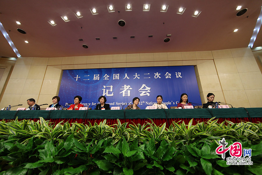 3月12日，北京梅地亚中心新闻发布厅，深圳首位农民工全国人大代表易凤娇回答记者提问。