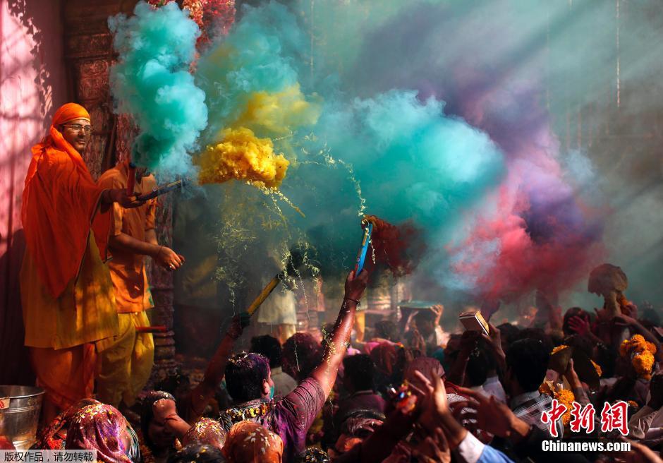 印度民众欢庆胡里节 播撒粉末享受色彩盛宴