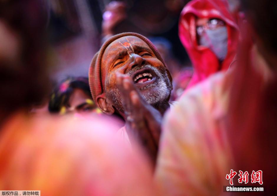 印度民众欢庆胡里节 播撒粉末享受色彩盛宴
