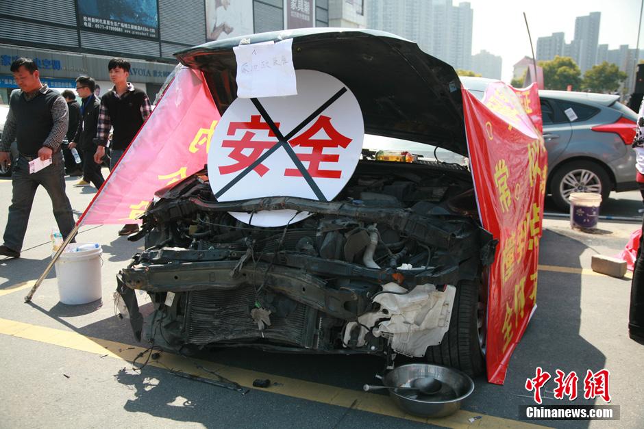 “問題”車展杭州上演 百餘輛豪車車主集體維權