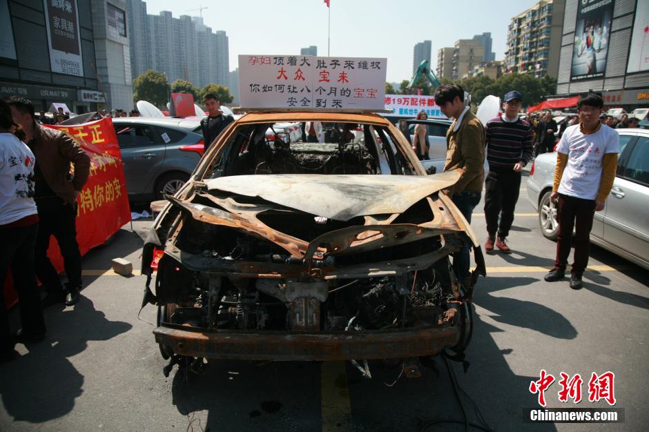 “问题”车展杭州上演 百余辆豪车车主集体维权