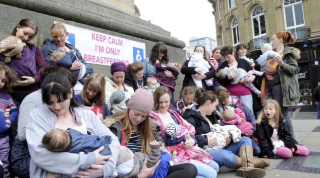 英國600余母親街頭哺乳維權抗議