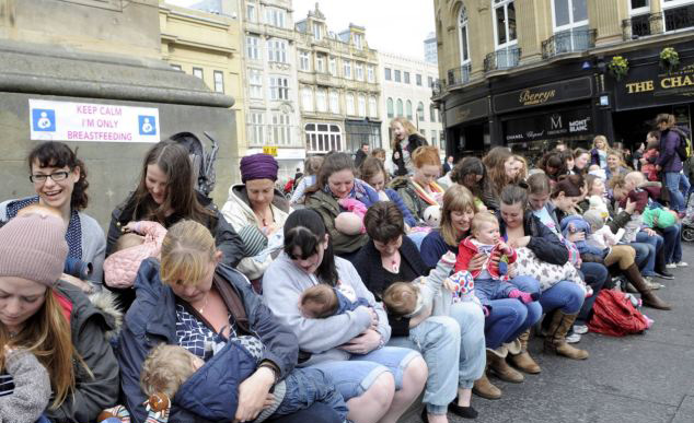 英国600余母亲街头哺乳维权抗议