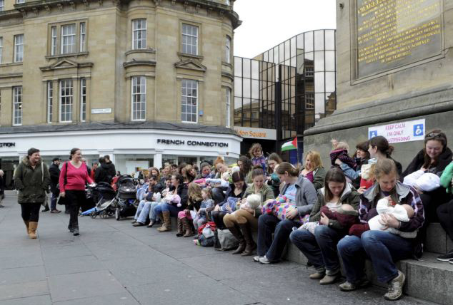 英国600余母亲街头哺乳维权抗议
