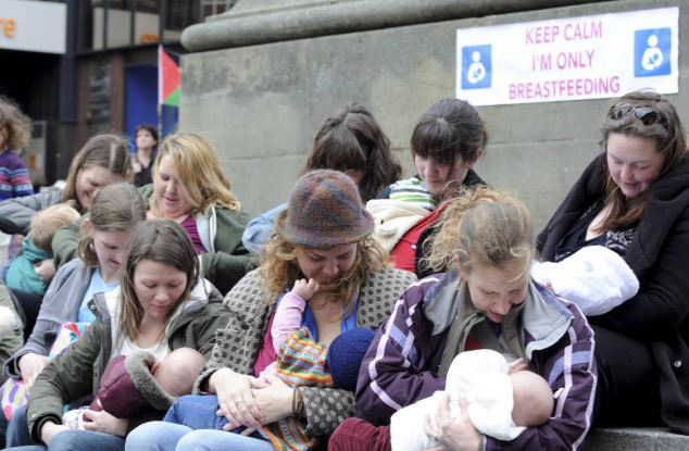英國600余母親街頭哺乳維權抗議