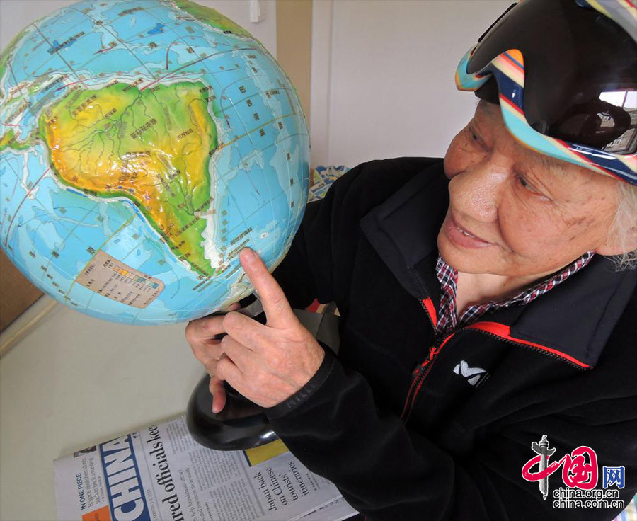 任小梅在地球仪上讲述南极之行.中国网图片库 范根林摄影