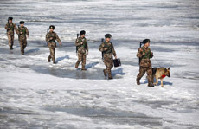 2014年3月15日，“黑河好八連”長髮哨所的戰士們陪伴軍犬“七夜”進行最後一次邊境線上的巡邏值勤。