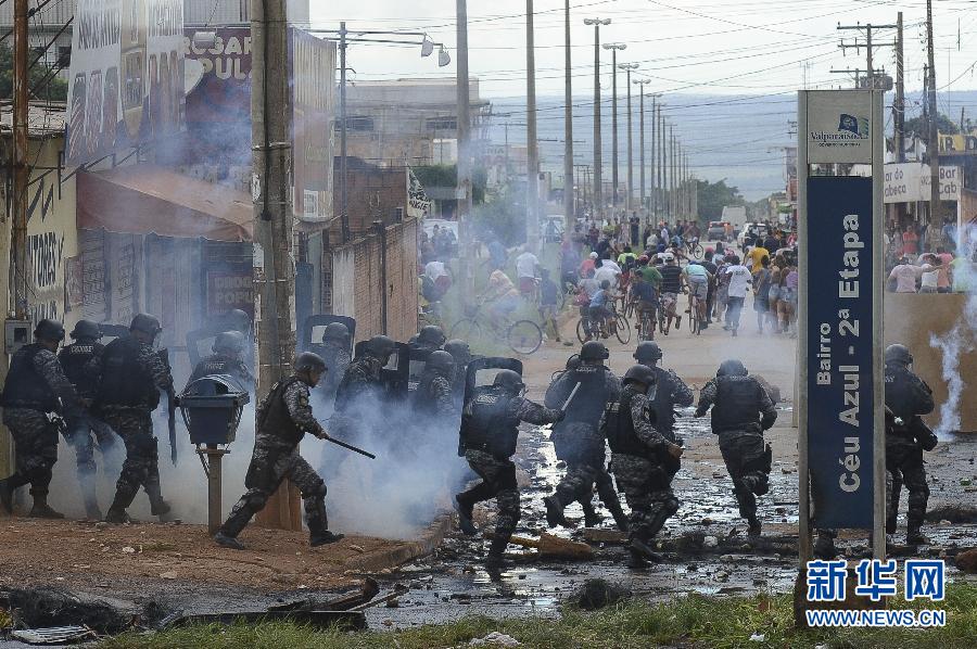 3月17日，在巴西首都巴西利亞，警察與示威者發生衝突。