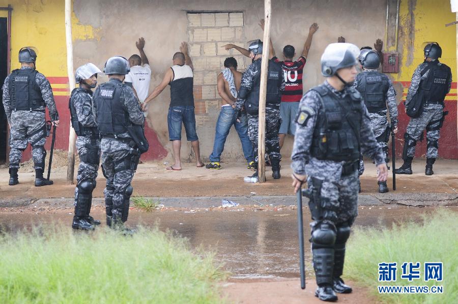 3月17日，在巴西首都巴西利亞，警察逮捕部分示威者。