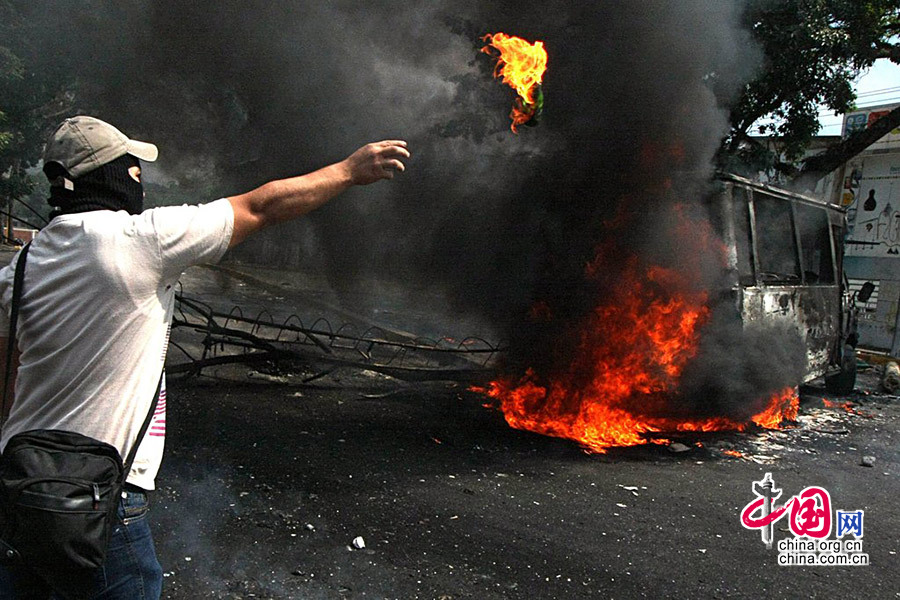 当地时间2014年3月17日，委内瑞拉加拉加斯，委内瑞拉国家安全卫队成员在阿尔塔米拉广场巡逻。委内瑞拉政府当天出动数百安全部队进驻反对派控制的示威场地进行清场，以扑灭这场长达一个多月的示威之火。 截至当天，在委内瑞拉这场示威中死去的人数已经达到29人。