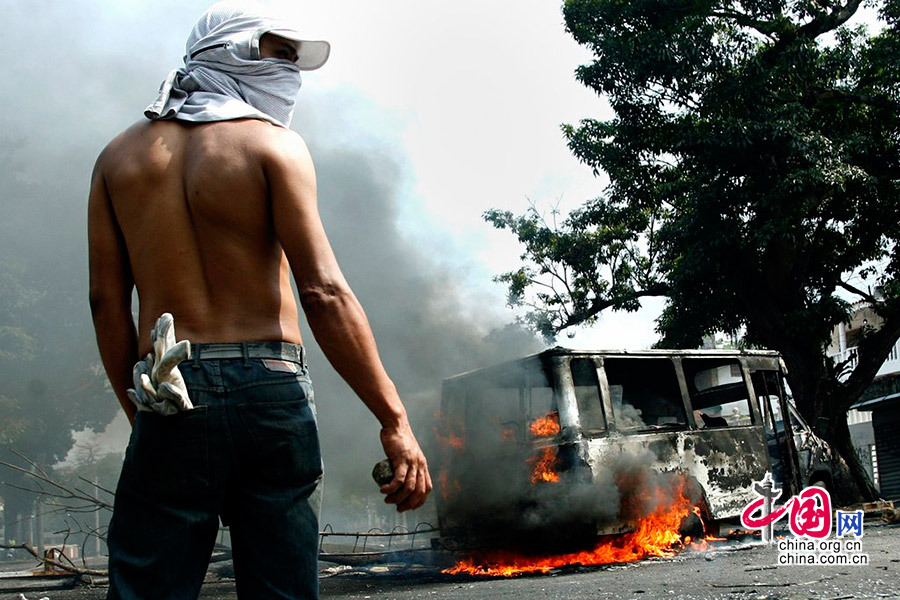 当地时间2014年3月17日，委内瑞拉加拉加斯，委内瑞拉国家安全卫队成员在阿尔塔米拉广场巡逻。委内瑞拉政府当天出动数百安全部队进驻反对派控制的示威场地进行清场，以扑灭这场长达一个多月的示威之火。 截至当天，在委内瑞拉这场示威中死去的人数已经达到29人。