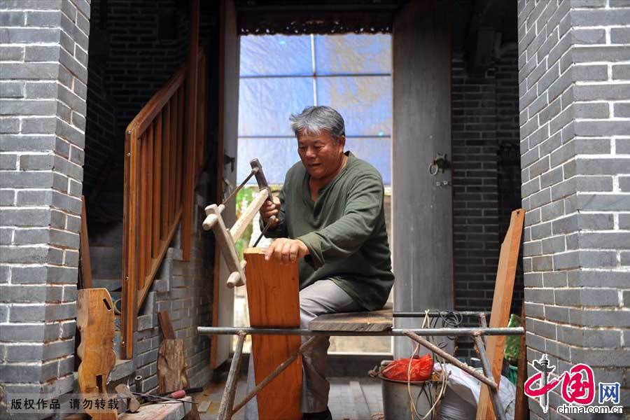 王奕鴻在豪宅中自己動手製作傢具。中國網圖片庫 蒙鐘德/攝
