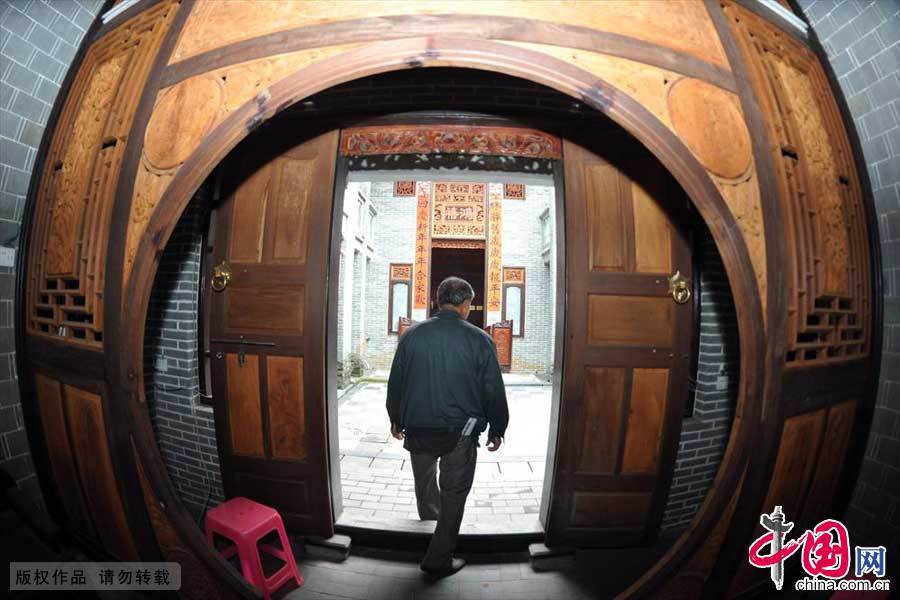王奕鸿打破传统建造的与众不同的厅堂。中国网图片库 蒙钟德/摄