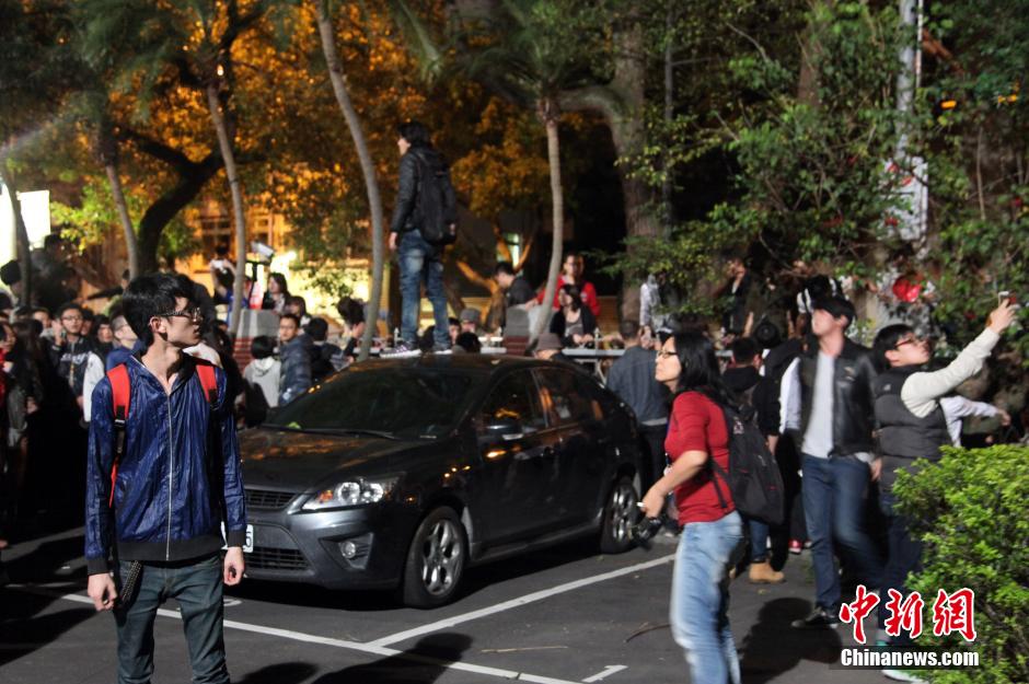 台灣數百青年學生和民眾衝進“立法院” 佔領主席臺