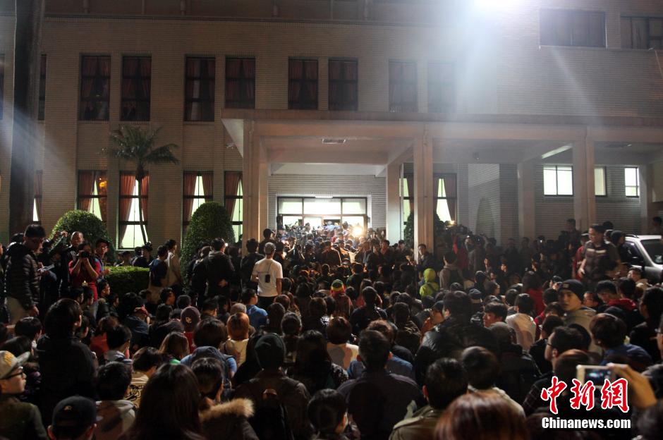 台灣數百青年學生和民眾衝進“立法院” 佔領主席臺