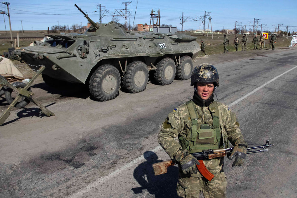 3月18日，集结于乌克兰境内Kherson地区的乌克兰军队，这个地方与克里米亚相邻。