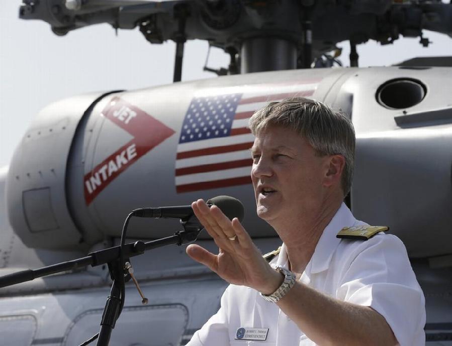 当地时间2014年3月18日，菲律宾马尼拉，美国海军中将Robert Thomas, Jr.在蓝岭号甲板上向媒体发表讲话。