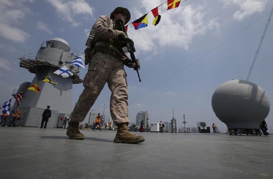 當地時間2014年3月18日，菲律賓馬尼拉，美國海軍中將Robert Thomas, Jr.在藍嶺號甲板上向媒體發表講話。