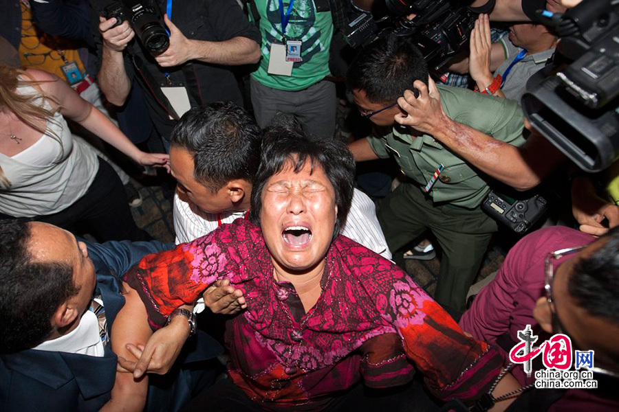 当地时间2014年3月19日，马来西亚吉隆坡国际机场，图为在发布会现场抗议的马航失联乘客中国家属，面对媒体采访失声大哭。