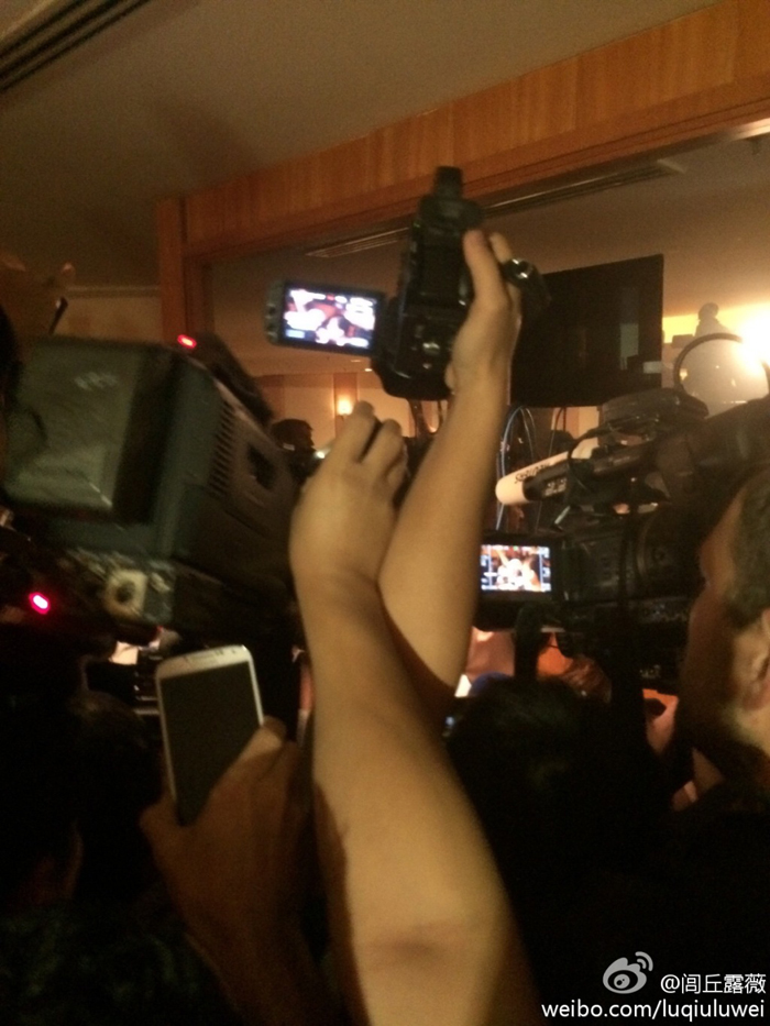 据主持人闾丘露薇微博消息，3月19日，吉隆坡，家属们带着横幅来到吉隆坡新闻中心，后被马方带走了。图为几名中国家属来到马政府记者会现场抗议。