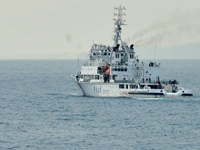 中国搜寻船从新加坡附近临时集结点开赴任务海区[组图]