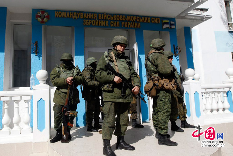 当地时间2014年3月19日，乌克兰海军位于克里米亚塞瓦斯托波尔市的总部被占领，乌克兰海军官兵被迫撤离基地。图为乌克兰海军总部被占领。