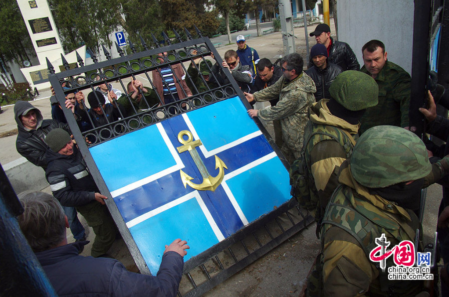 当地时间2014年3月19日，乌克兰海军位于克里米亚塞瓦斯托波尔市的总部被占领，乌克兰海军官兵被迫撤离基地。图为乌克兰海军总部的铁栅栏门被拆除。