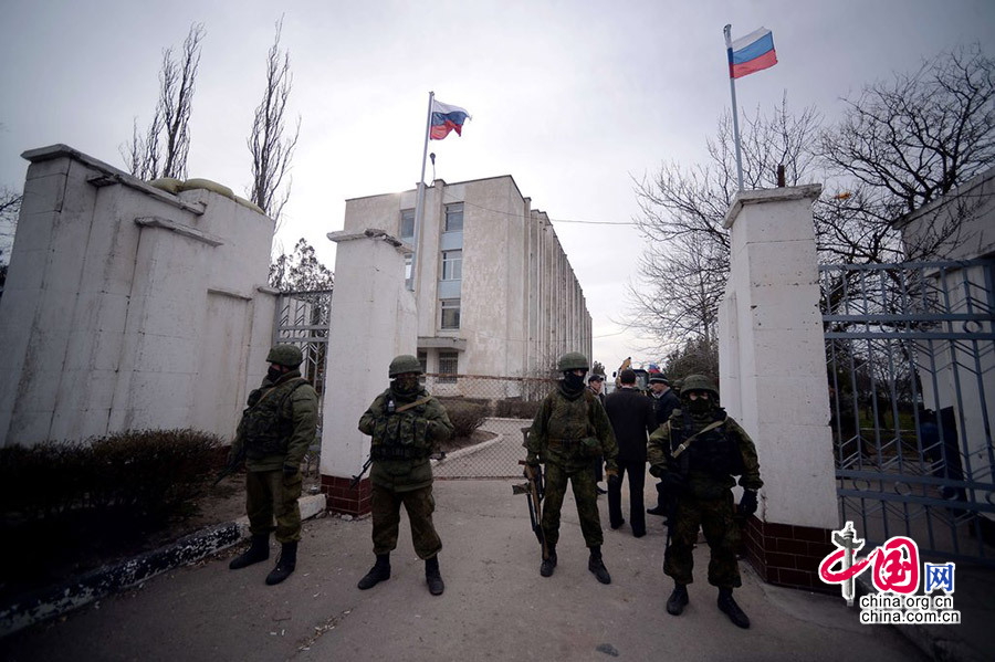 当地时间2014年3月19日，乌克兰海军位于克里米亚塞瓦斯托波尔市的总部被占领，乌克兰海军官兵被迫撤离基地。图为乌克兰海军司令部楼顶换上了俄罗斯国旗。