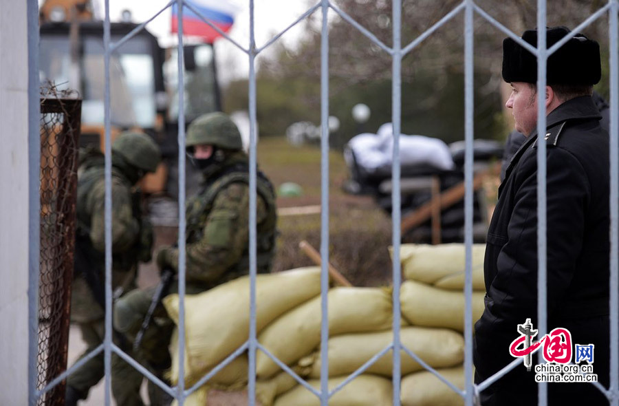 当地时间2014年3月19日，乌克兰海军位于克里米亚塞瓦斯托波尔市的总部被占领，乌克兰海军官兵被迫撤离基地。图为被占领的乌克兰海军总部。