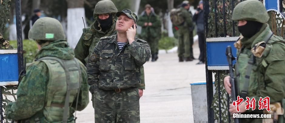 3月19日，一名烏克蘭海軍軍官在司令部門口打電話，儘管他旁邊站著幾名武裝人員，但其行動並不受限制。當日該司令部遭到約200余名親俄民眾的衝擊。民眾推倒了鐵柵欄，並與身份不明的武裝人員一起控制了該司令部。