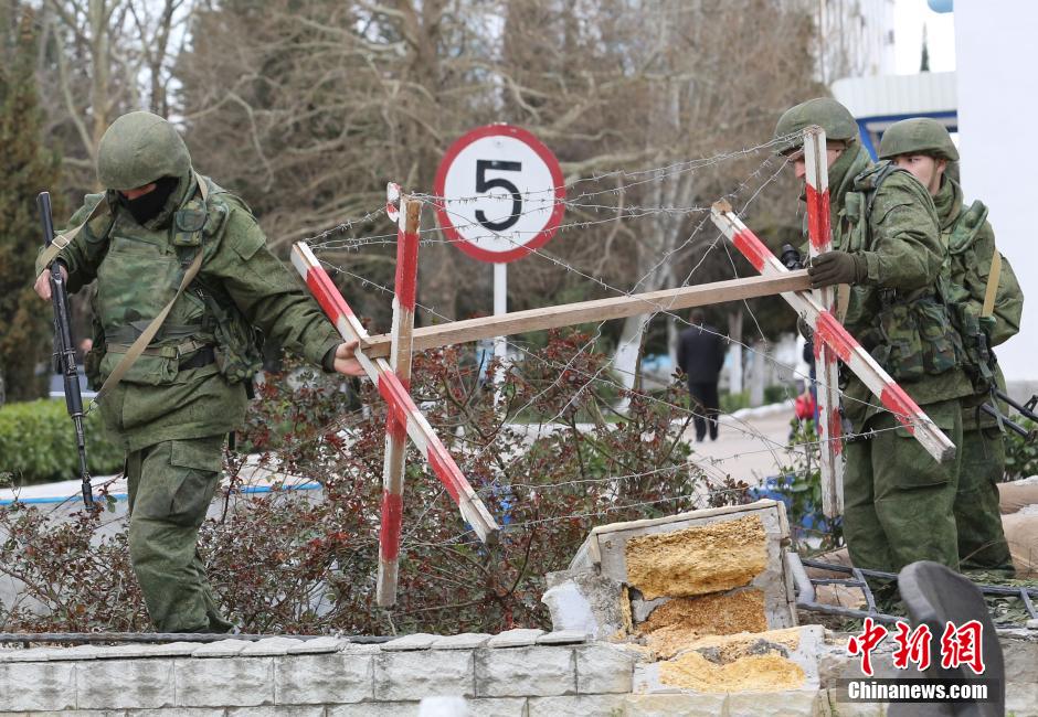3月19日，兩名未知身份的武裝分子往烏克蘭海軍司令部正門旁被推倒的鐵柵欄上放鐵絲網。當日該司令部遭到約200余名親俄民眾的衝擊。民眾推倒了鐵柵欄，並與身份不明的武裝人員一起控制了該司令部。