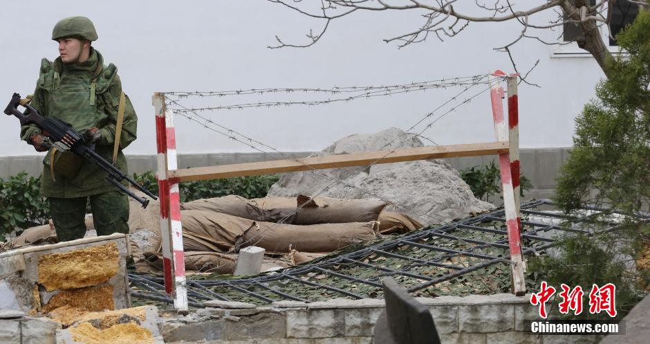 3月19日，烏克蘭海軍司令部正門旁邊被推倒的鐵柵欄上放上了鐵絲網。當日該司令部遭到約200余名親俄民眾的衝擊。民眾推倒了鐵柵欄，並與身份不明的武裝人員一起控制了該司令部。