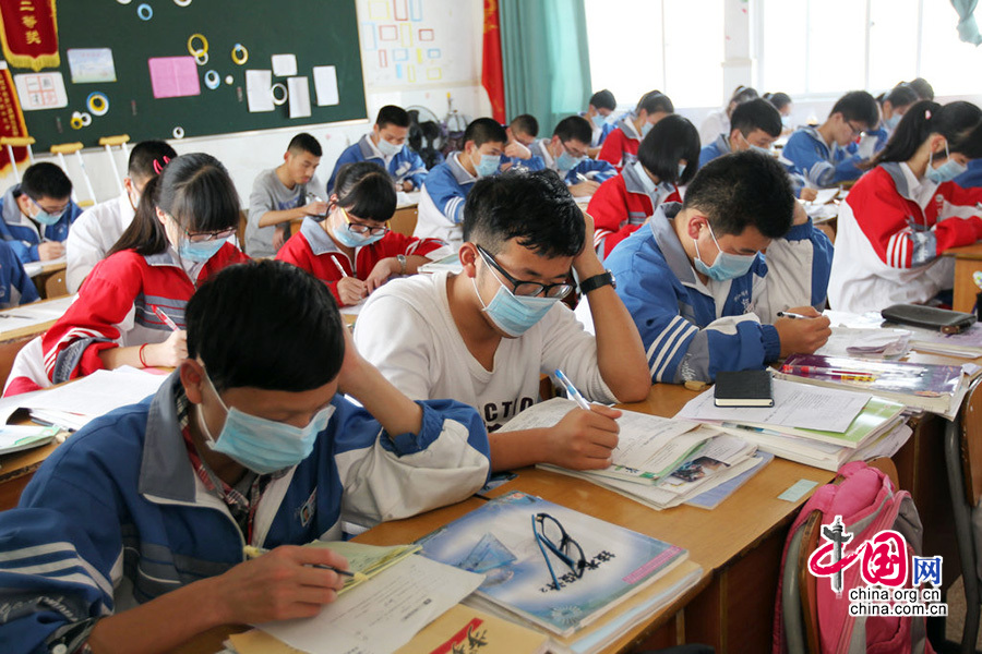 2014年03月19日，浙江省温州市，3月19日，在平阳县平阳中学高二（1）班教室内，学生们戴着口罩抗议附近企业排出刺鼻的工业废气。