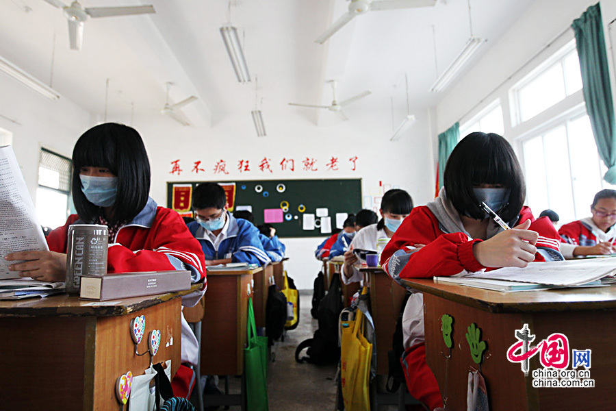 2014年03月19日，浙江省溫州市，3月19日，在平陽縣平陽中學高二（1）班教室內，學生們戴著口罩抗議附近企業排出刺鼻的工業廢氣。